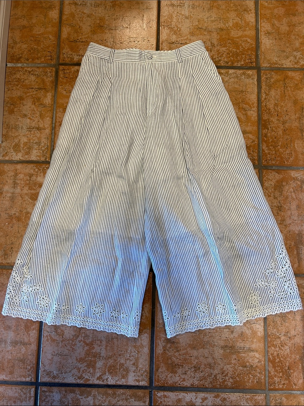 CLUB MONACO - Striped White & black Embroidered Hem Women's Shorts